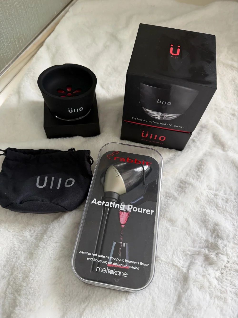 Ullo Black Wine Aerator Cup with Rabbit Aerating Pourer
